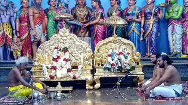 భక్తులకు దైవ దర్శనం