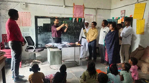kumaram bheem asifabad- పాఠశాలను సందర్శించి.. పాఠాలు బోధించి..