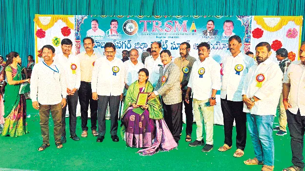 ప్రైవేట్‌ టీచర్ల వెల్ఫేర్‌ ఫండ్‌కు   రూ.పది లక్షలు విరాళం 