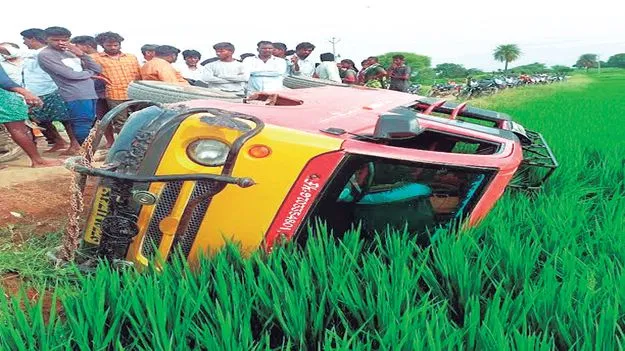  పాఠశాల ఆటో బోల్తా