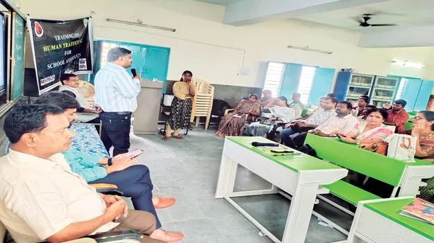 విద్యార్థినులు అప్రమత్తంగా ఉండేలా చూడాలి