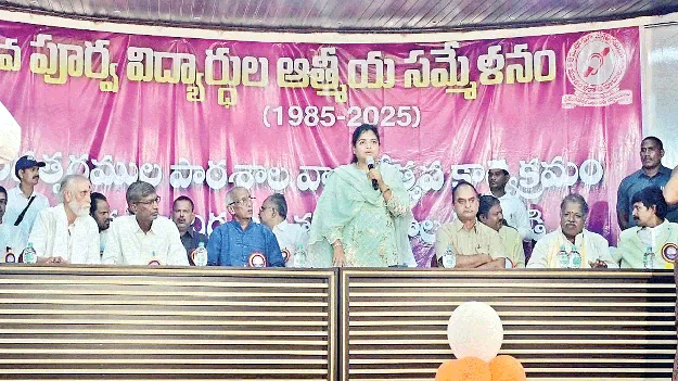 పారిశుధ్య నిర్వహణపై దృష్టి పెట్టాలి : కలెక్టర్‌ 