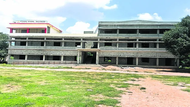 BUILDING: అసంపూర్తి నిర్మాణాలు 