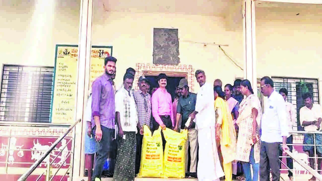 UREA: అందరికి యూరియా అందిస్తాం: ఆర్డీఓ