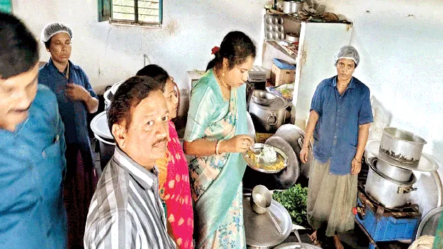 మెనూ ప్రకారం  భోజనం అందించాలి 