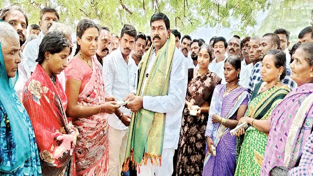 ఎమ్మెల్యే విరుపాక్షి దాతృత్వం 