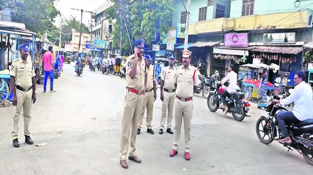 POLICE: ధర్మవరంలో భారీ బందోబస్తు