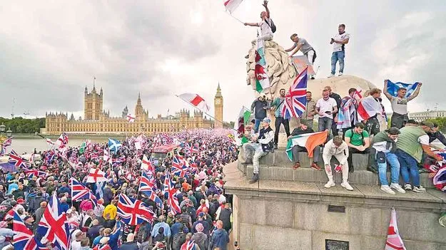 Massive Protests in London: వలస రాజ్యంలో కలకలం