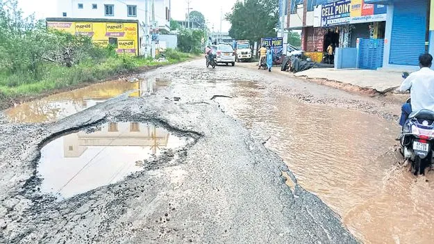 దారి ఘోరం.. ప్రయాణం దుర్లభం