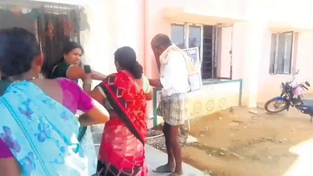 కస్తూర్బా పాఠశాల ముందు దంపతుల ఆత్మహత్యాయత్నం