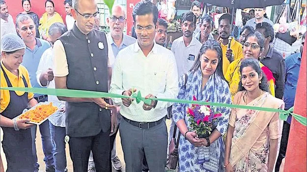 వంద కాఫీ అవుట్‌ లెట్లు ఏర్పాటు చేస్తాం