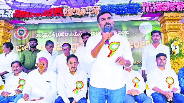 PARITALA SRIRAM: చదువుతో పాటు క్రీడల్లోనూ రాణించాలి