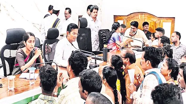 అధికారులు విధిగా సమయపాలన పాటించాలి