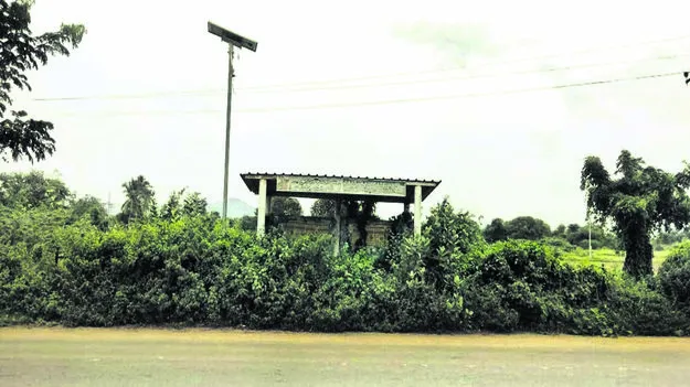 BUS: బస్‌ షెల్టర్‌ను కప్పేసిన ముళ్ల పొదలు