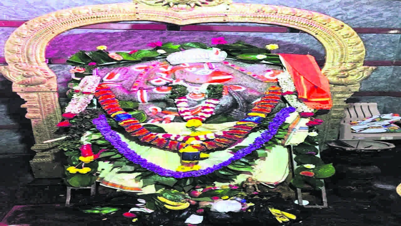 GOD: ఆంజనేయస్వామికి ప్రత్యేక పూజలు