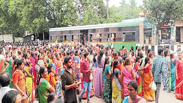 ఊరికే.. తిరిగేస్తున్నారు!