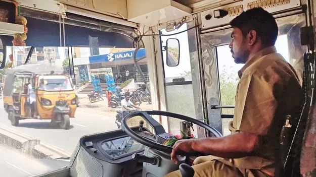 TGSRTC: ఆర్టీసీ డ్రైవర్లకు విధుల్లో సెల్‌ఫోన్ల నిషేధం!