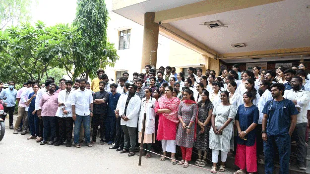 చిత్తూరు ప్రభుత్వాస్పత్రిలో జూడాలపై విద్యార్థుల దాడి