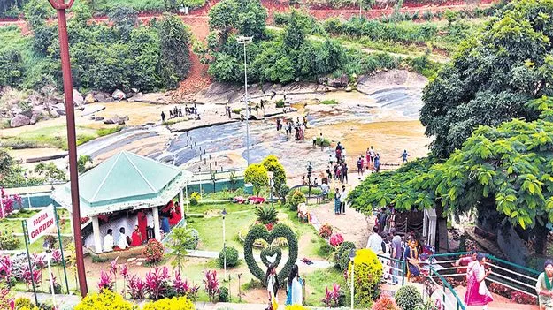 పర్యాటకుల సందడి