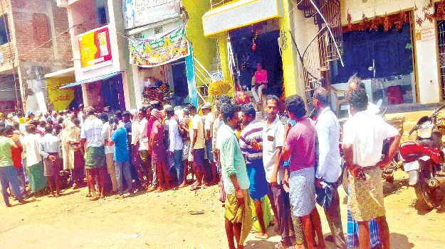 యూరియా కోసం పాట్లు