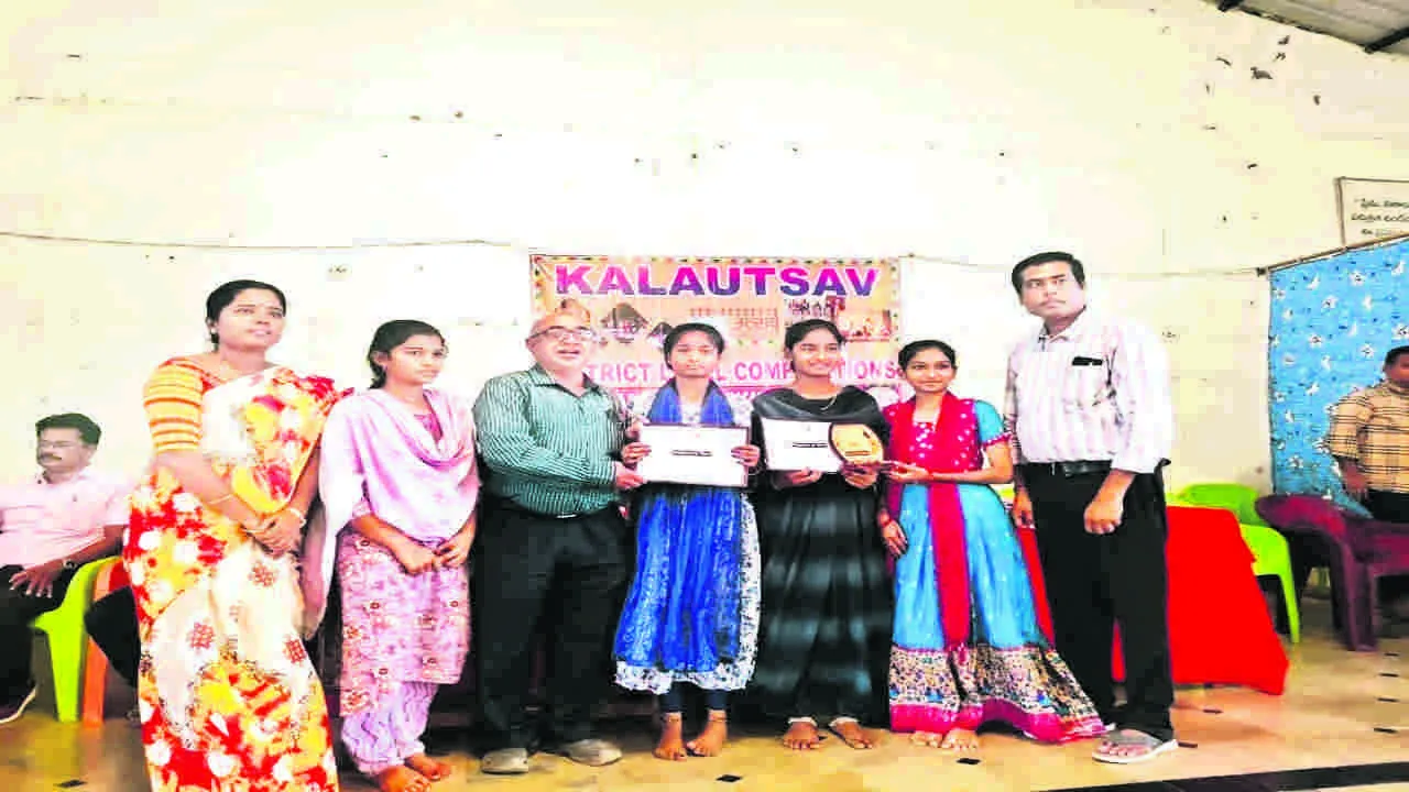 DANCE:  డ్యాన్స పోటీల్లో ప్రతిభ చూపిన విద్యార్థినులు