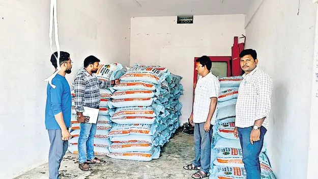 ఎరువుల దుకాణాల్లో విజిలెన్స్‌ తనిఖీలు