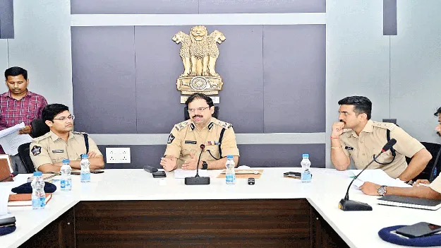 అధికారులు ఉత్తమ సేవలు అందించాలి