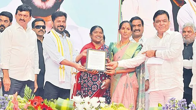 Revanth Reddy: గత పాలకుల భూ దోపిడిని బయటపెట్టండి