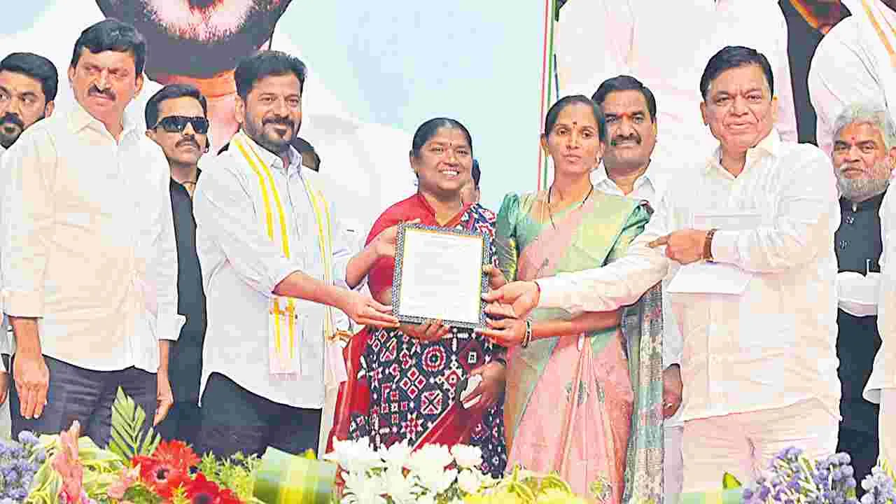 Revanth Reddy: గత పాలకుల భూ దోపిడిని బయటపెట్టండి