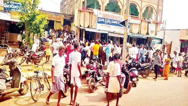 ఎరువుల కోసం పడిగాపులు