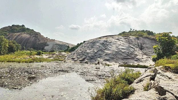 కొండలపై అక్రమార్కుల కన్ను  