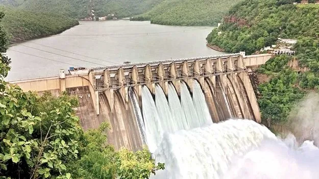 శ్రీశైలానికి తగ్గిన వరద 