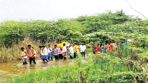 కాటికి తీసుకెళ్లేందుకూ కష్టాలే 