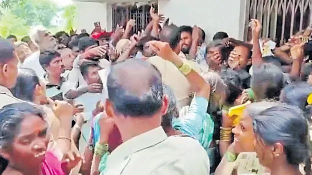 Urea shortage: యూరియా కోసం నువ్వానేనా! 