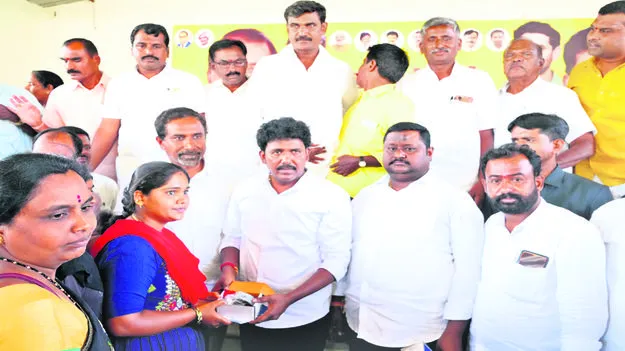 డ్వాక్రాసంఘాల సృష్టికర్త చంద్రబాబు