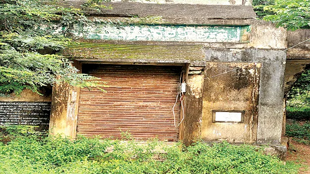 తలుపులకు చెదపట్టి.. శ్లాబు పెచ్చులూడి