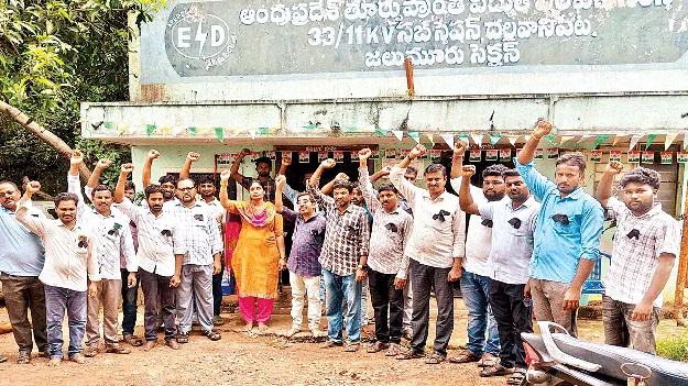 గ్రేడ్‌-2 జేఎల్‌ఎంలను రెగ్యులర్‌ చేయాలి