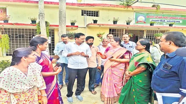 జడ్పీ స్థలాలను స్వాధీనం చేసుకోండి