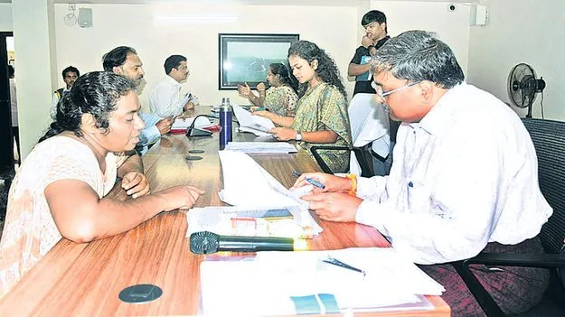 క్షేత్రస్థాయిలో పర్యటించి అర్జీలను పరిష్కరించాలి