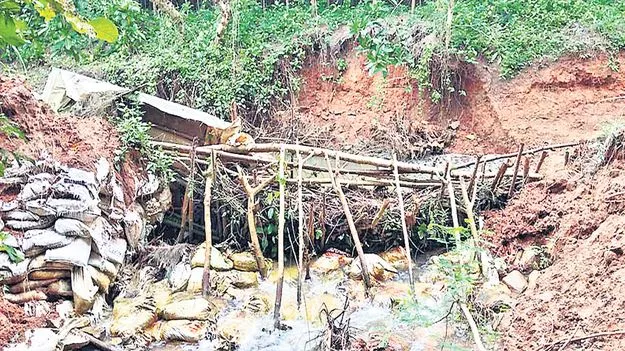 కాలువ గండిని పూడ్చరా?