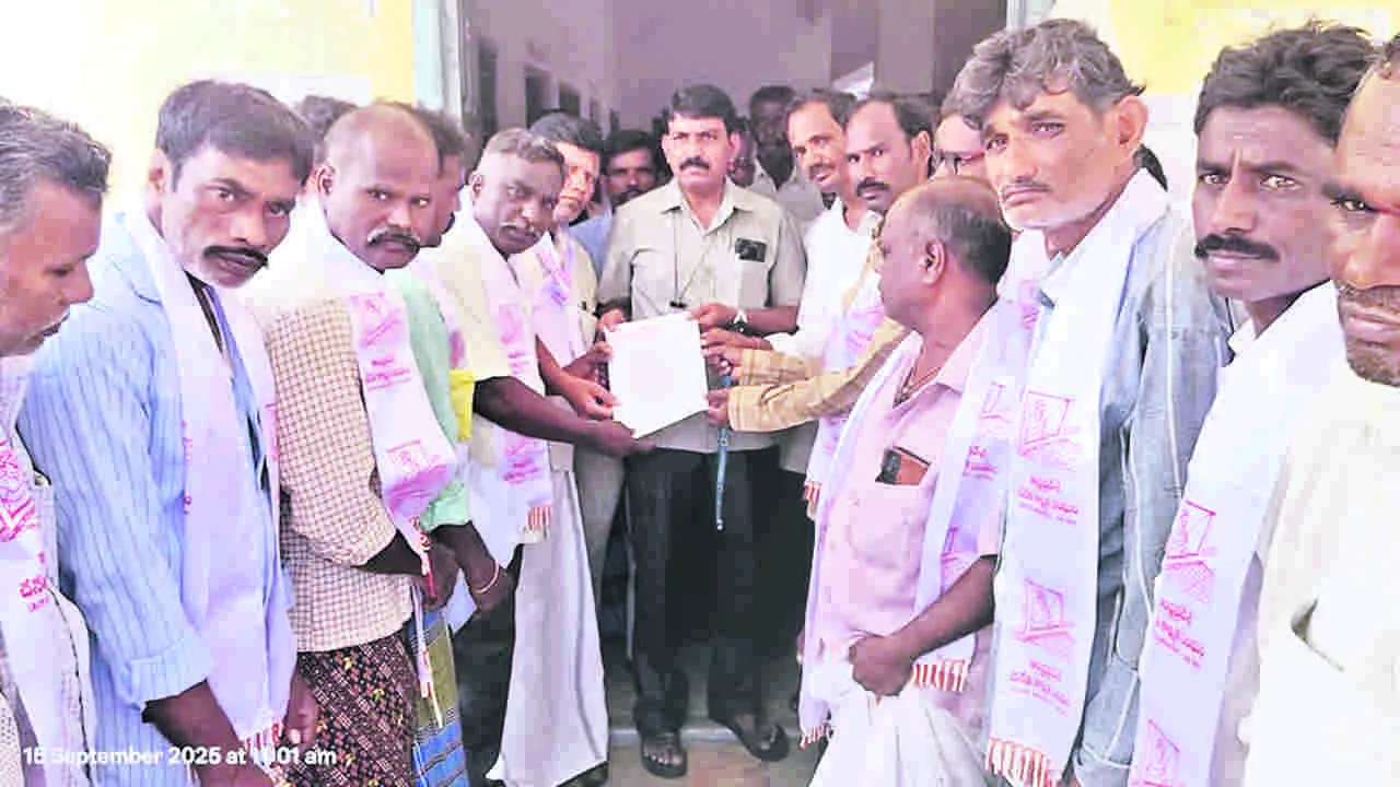 WEAVERS ASSOCIATION: చేనేతలకు ఉచిత విద్యుత అమలు చేయాలి
