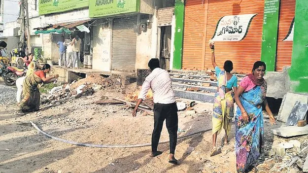 Mahabubabad: ఎరువుల దుకాణంపై రాళ్ల దాడి