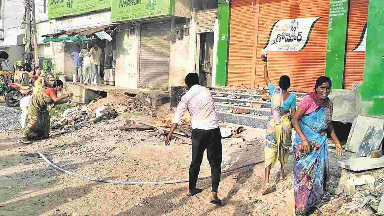 Mahabubabad: ఎరువుల దుకాణంపై రాళ్ల దాడి