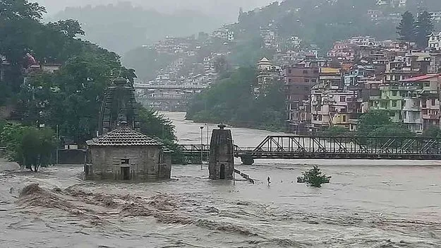 Floods in Uttarakhand: ఉత్తరాఖండ్‌లో వరదలు 10మంది గల్లంతు