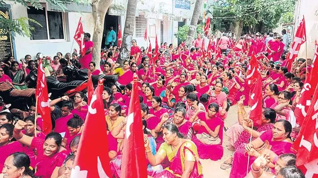 సమస్యల పరిష్కారానికి వెలుగు వీఓఏల ధర్నా