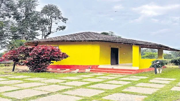 పర్యాటకులకు గిరి పల్లెల్లో ఆతిథ్యం