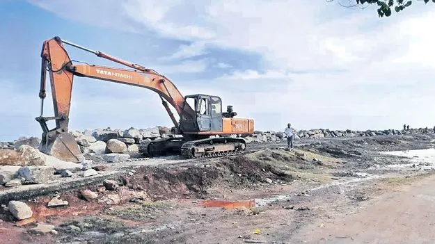 బీచ్‌ రోడ్డుకు తాత్కాలిక మరమ్మతులు