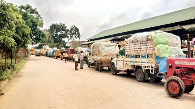 పరిశ్రమలకు పత్తి వాహనాల క్యూ