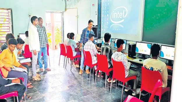 గురుకులంలో కంప్యూటర్‌ విద్యాబోధన సక్సెస్‌