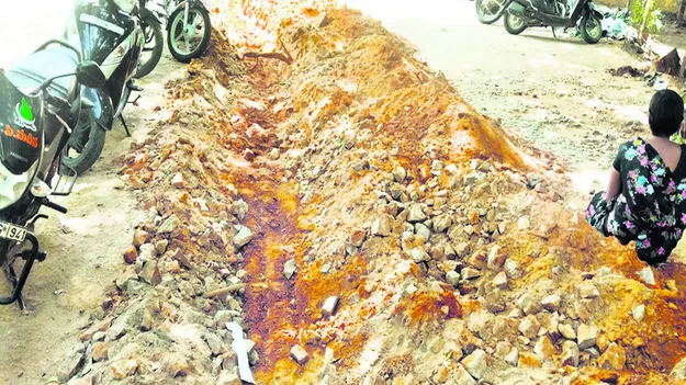 PIT: గుంతలతో దివ్యాంగుల ఉపాధికి ఆటంకం